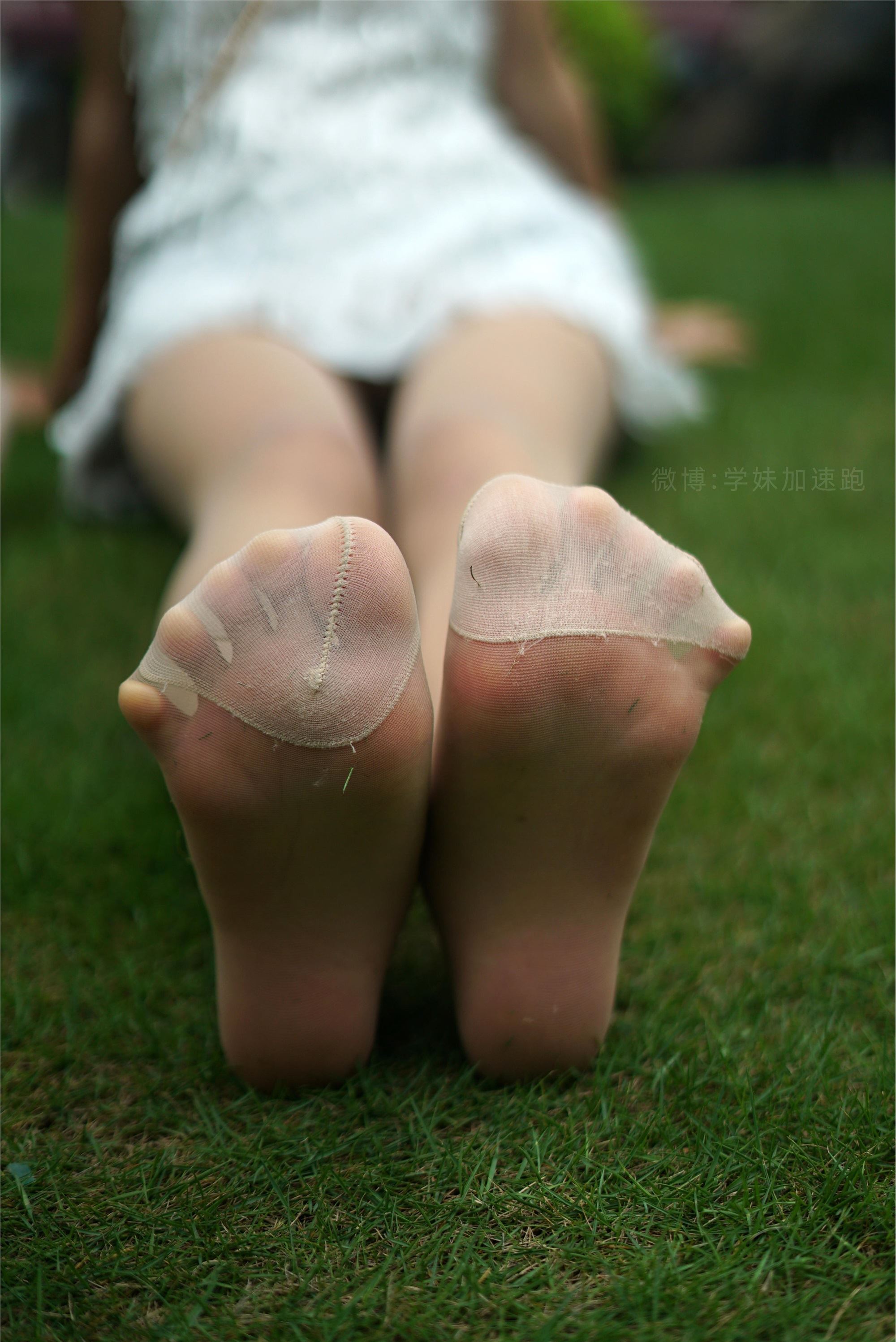 学妹加速跑 XM079《草地上的绿茶jio-鹿酱》